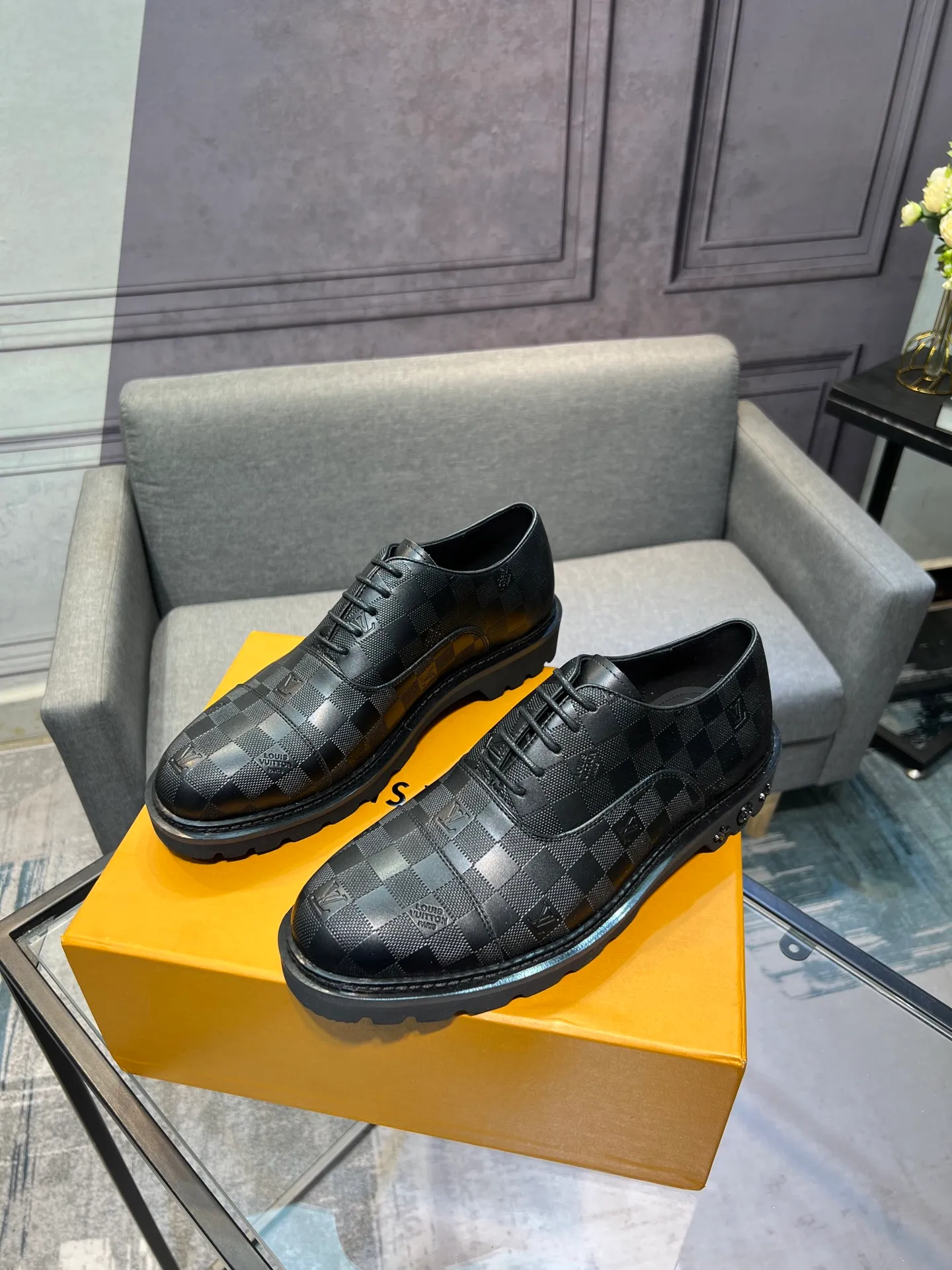 Men's shoes 💰820 [LV] - High-end quality - Upper: 🔝 tumbled cowhide, Nappa cowhide, brand logo sewn on shoe body - Lining: cowhide, foot pads; water-dyed cowhide - Outsole: TPR·rubber foam; two-color molded outsole -Super high quality control·Fine workmanship: highlighted (high-end·luxury·grade) -Size: 39-44 (38 45 can be customized)